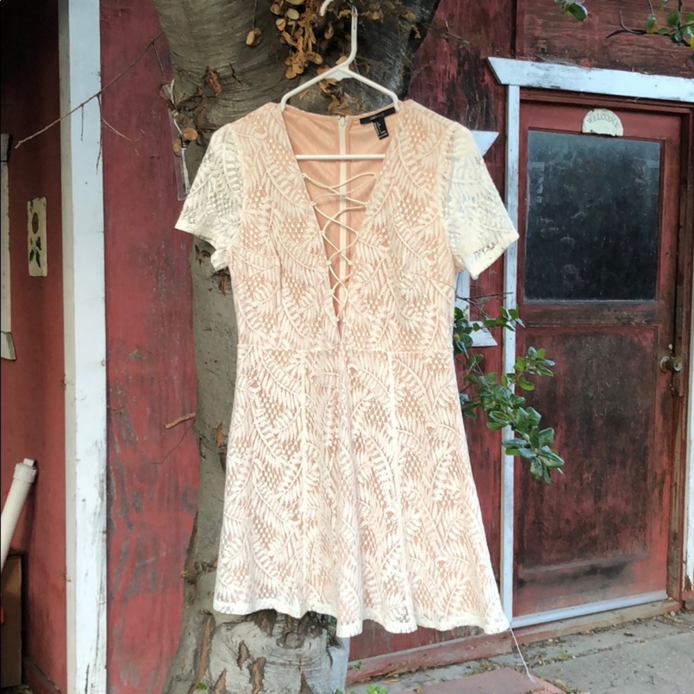 Short sleeve lace up white/cream dress